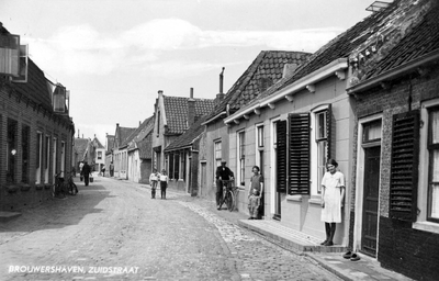 BRO-0009 Brouwershaven. Zuidstraat. Het meisje rechts is Lijntje Pleune. Links daarvan, voor haar huis, Jantje ...