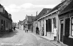 BRO-0009 Brouwershaven. Zuidstraat. Het meisje rechts is Lijntje Pleune. Links daarvan, voor haar huis, Jantje ...