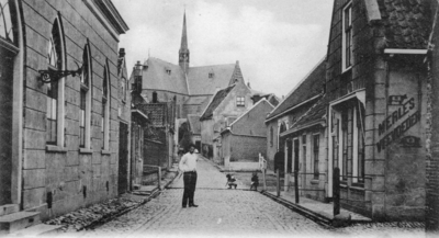 BRO-0059 Brouwershaven. Nieuwstraat. Links de bewaarschool (poppeschoolle) die in 1870 werd gesticht. In 1970 is de ...