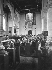 BRO-0083 Brouwershaven. Uitvoering in de Sint Nicolaaskerk door Smalstads Gemengd Koor (linksachter) en brassband ...