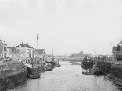 BRO-0100 Brouwershaven. Haven, gezien vanaf de Markt. Links het gebouw van het Loodswezen en het Tonnenmagazijn. Rechts ...
