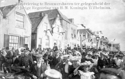 BRO-0227 Brouwershaven. Viering van het 10-jarig ambtsjubileum van H.M. Koningin Wilhelmina. De stoet passeert de Markt ...