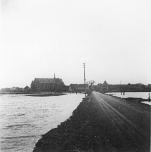 BRO-0300 Brouwershaven. Schendersweg met links en rechts ervan het door de Duitsers geïnundeerde land. Op de ...