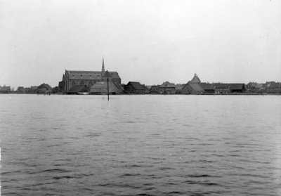 BRO-0323B Brouwershaven. Sint Nicolaaskerk en omgeving, gezien vanuit het zuidwesten.