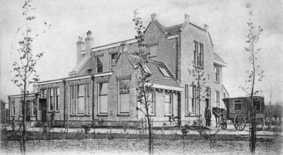 BRO-0438 Noordgouwe, Donkereweg. In 1902 werd de eerste steen gelegd van dit aanvankelijk particuliere ziekenhuis. ...