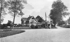BRO-0439 Noordgouwe. Kruising Heereweg, Donkereweg en Zuidbosweg. Het huis is Zonneweelde ; rechts daarvan is meestoof ...
