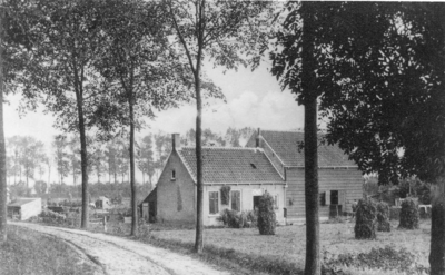 BRO-0646 Schuddebeurs, Sint Joostweg. Ten tijde van de foto woonde hier Leendert Fonteine, die rechts voor de schuur ...