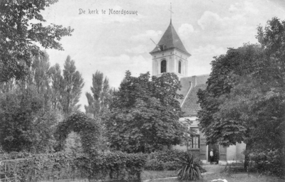 BRO-0675 Noordgouwe. Ring. De Ned. Herv. kerk, gewijd aan de Heilige Driekoningen, in 1462 gebouwd. De ingang heeft ...