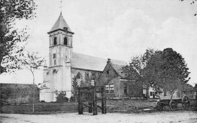 BRO-0676 Noordgouwe, Ring (zuidwestzijde). De Nederlandse Hervormde kerk, gewijd aan de Heilige Driekoningen, werd in ...