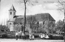 BRO-0677 Noordgouwe. Ring (zuidwestzijde). De Ned. Herv. kerk, gewijd aan de Heilige Driekoningen, in 1462 gebouwd. De ...