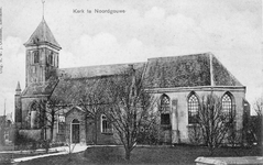 BRO-0678 Noordgouwe. Ring (zuidwestzijde). De Ned. Herv. kerk, gewijd aan de Heilige Driekoningen, in 1462 gebouwd. De ...