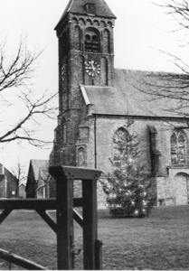 BRO-0689 Noordgouwe, Ring (zuidzijde). De Nederlands Hervormde kerk, gewijd aan de Heilige Driekoningen, werd in 1642 ...