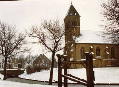 BRO-0690 Noordgouwe. Ring (zuidzijde). De Ned. Herv. kerk, gewijd aan de Heilige Driekoningen, in 1462 gebouwd. De ...