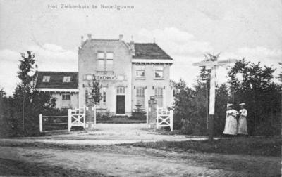 BRO-0718 Noordgouwe. Donkereweg. Ziekenhuis, gebouwd in 1902. In 1942 overgegaan in handen van de eilandelijke ...