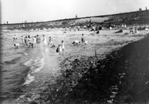 BRO-0967 Den Osse. Het strandje waar de bevolking van Brouwershaven en omstreken vòòr ca. 1970 ging zwemmen en, ...