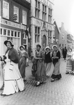 BRO-1061 Brouwershaven. Markt. Viering Brouwershaven 500 jaar smalstad. Optocht historisch geklede personen