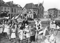 BRO-1085B Brouwershaven. Markt. Feest n.a.v. de verloving van prinses Juliana en Bernhard van Lippe-Biesterfeld. Optocht