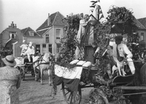 BRO-1087A Brouwershaven. Markt. Feest n.a.v. de verloving van prinses Juliana en Bernhard van Lippe-Biesterfeld. ...