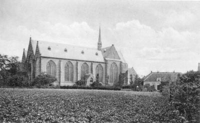 BRO-1147 Brouwershaven. Zuidzijde Nederlands Hervormde Sint-Nicolaaskerk. De kerk werd gebouwd tussen 1325 en 1650. Een ...
