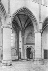 BRO-1155 Brouwershaven. Interieur van de Nederlands Hervormde St. Nicolaaskerk met in de deuropening naar de sacristie ...