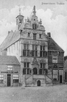 BRO-1169 Brouwershaven. Markt. Stadhuis, met het huis 'de Swaen' rechts en links het bierhuis. De gevel van het ...