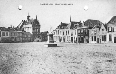 BRO-1176 Brouwershaven. Markt. Stadhuis op de achtergrond, midden op het plein het standbeeld van Jacob Cats uit 1829. ...