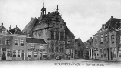BRO-1194 Brouwershaven. Markt met Stadhuis.