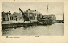 BRO-1219 Brouwershaven. Haven. De hooikade met houten kraan om schepen te lossen en te laden. Werd bediend door mannen ...