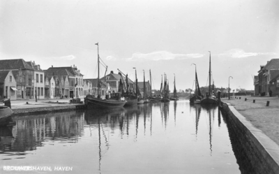 BRO-1243 Brouwershaven. Haven met vissersschepen.