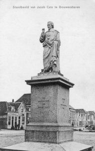 BRO-1273 Brouwershaven. Markt met standbeeld van Jacob Cats.