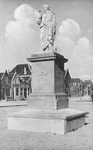 BRO-1274 Brouwershaven. Markt met standbeeld van Jacob Cats.
