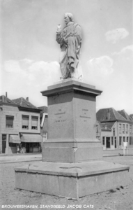 BRO-1275 Brouwershaven. Markt met standbeeld van Jacob Cats.