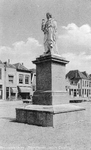 BRO-1276 Brouwershaven. Markt met standbeeld van Jacob Cats.