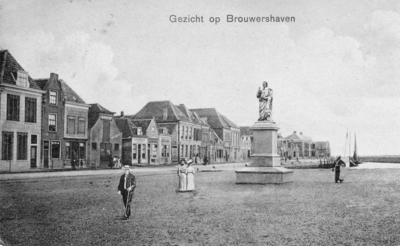 BRO-1286 Brouwershaven. Markt met standbeeld van Jacob Cats.