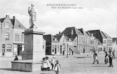 BRO-1287 Brouwershaven. Markt met standbeeld van Jacob Cats. Het huis links op de foto is hier nog te zien met een ...