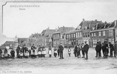BRO-1288 Brouwershaven. Markt. Het huis midden naast het slopje (nu bekend als doktersslopje, daarvoor trampad) is het ...