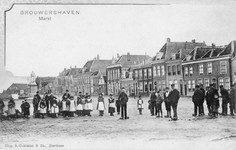 BRO-1288 Brouwershaven. Markt. Het huis midden naast het slopje (nu bekend als doktersslopje, daarvoor trampad) is het ...