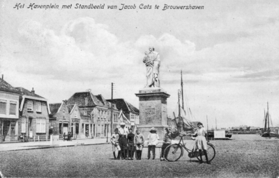 BRO-1289 Brouwershaven. Markt met standbeeld van Jacob Cats.