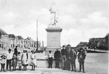 BRO-1290 Brouwershaven. Markt met standbeeld van Jacob Cats.