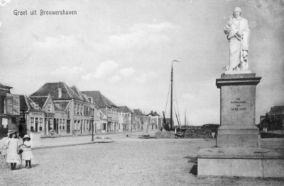 BRO-1291 Brouwershaven. Markt met standbeeld van Jacob Cats.