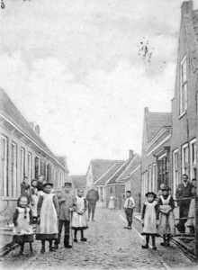 BRO-1310 Brouwershaven. Noordstraat. Kinderen links op de voorgrond: Jannekee van ’t Hof en Saremie van ’t Hof ...