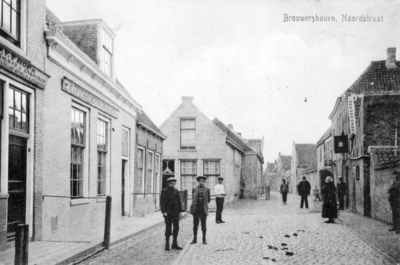 BRO-1311 Brouwershaven. Noordstraat. Links het pand van koperslager Piet van ’t Hof, de slagerij van A. Van Sluis en ...