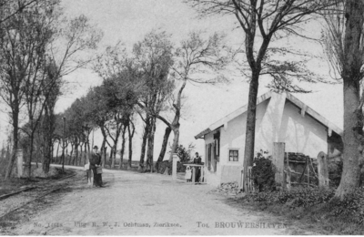 BRO-1319 Brouwershaven. De Tol (vanuit het zuiden gezien), ingesteld om de in 1854 aangelegde genoemde straatweg tussen ...