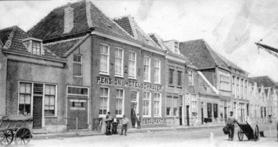 BRO-1343 Brouwershaven. Haven nz. Hotel Schraver. Voorheen gevestigd in het Baanslop. Eigenaar was A. Constandse. In de ...