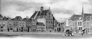 BRO-1349 Brouwershaven. Markt met gemeentehuis (hoogste gebouw midden).