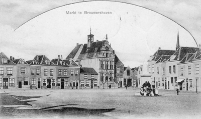 BRO-1351 Brouwershaven. Markt met gemeentehuis (hoge gebouw).