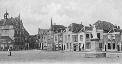 BRO-1353 Brouwershaven. Markt met gemeentehuis (links) en standbeeld van Jacob Cats.
