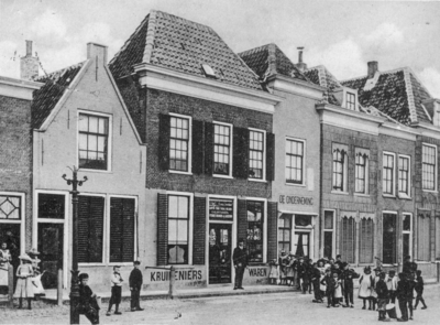 BRO-1368 Brouwershaven. Noordzijde Havenplein, later de Markt. Uiterst links Adriana Krijger-van Beveren met dochters ...