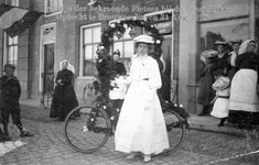 BRO-1378 Brouwershaven. Haven. Feest ter gelegenheid van Koninginnedag: Loutje Pleune die met haar versierde fiets de ...