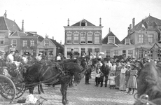 BRO-1380 Brouwershaven. Markt. Feest ter gelegenheid van de geboorte van prinses Juliana: versierde rijtuigen.